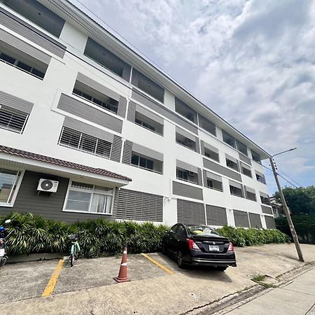 Ruan Plaisoi Apartment Bangkok Bagian luar foto