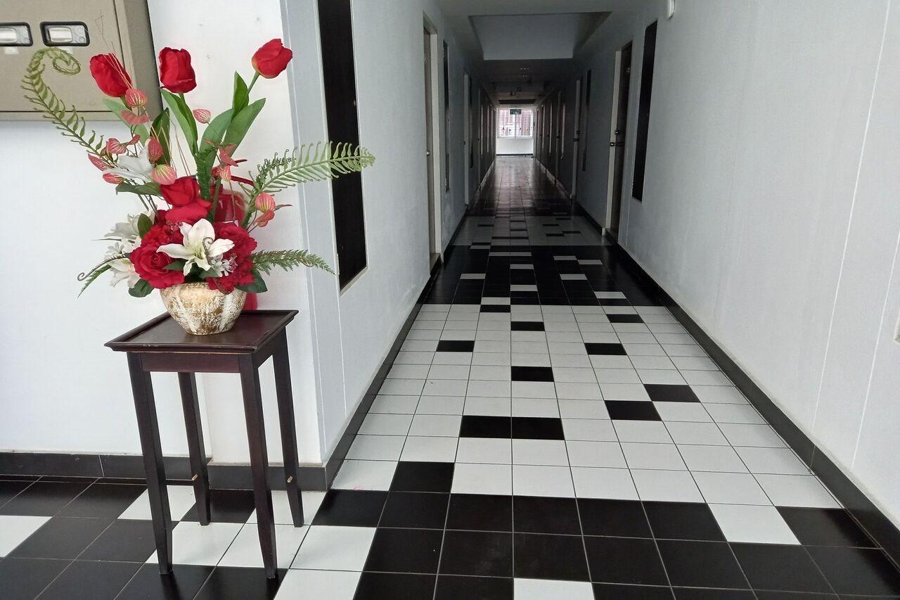 Ruan Plaisoi Apartment Bangkok Bagian luar foto