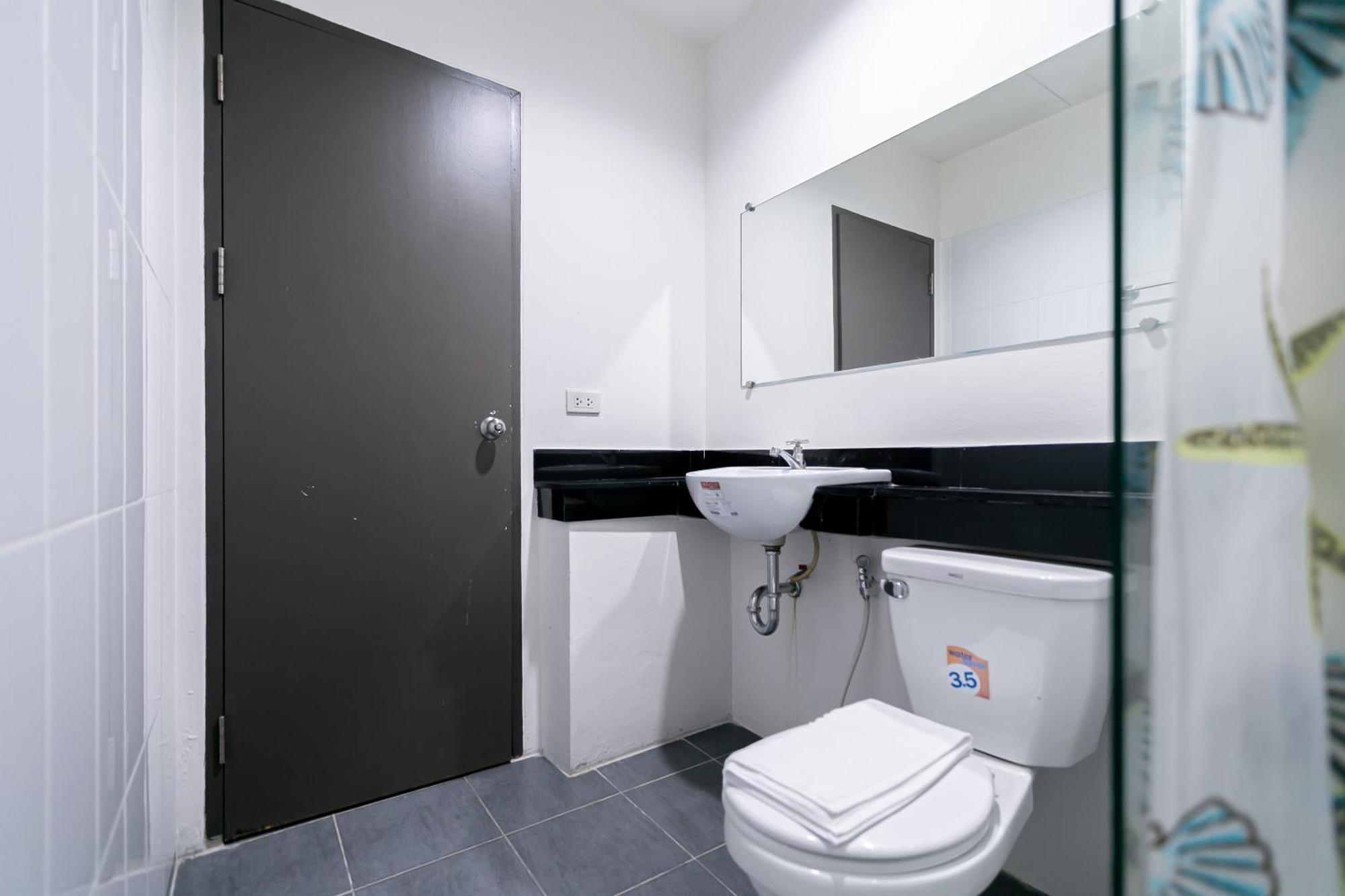 Ruan Plaisoi Apartment Bangkok Bagian luar foto