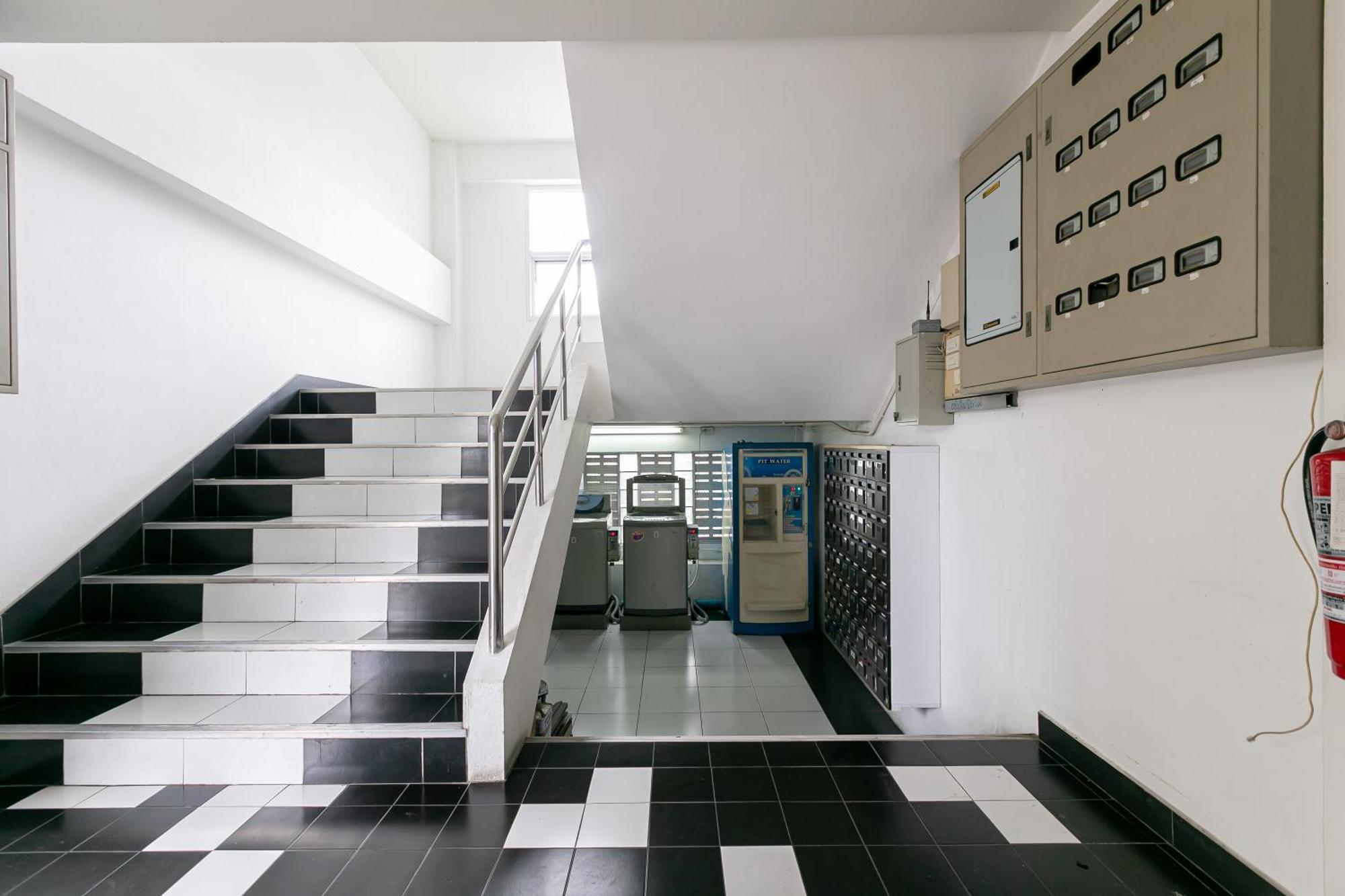 Ruan Plaisoi Apartment Bangkok Bagian luar foto