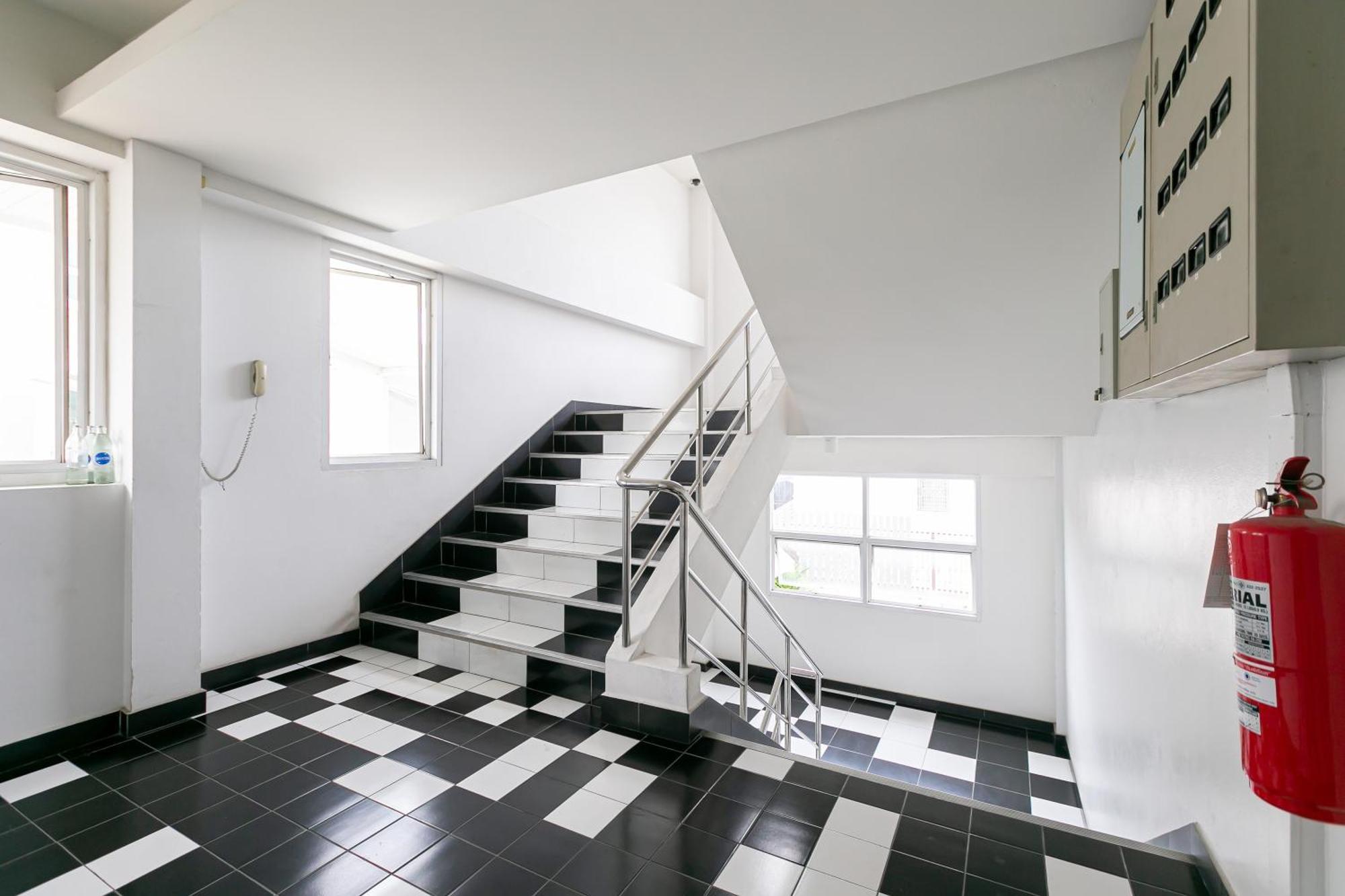 Ruan Plaisoi Apartment Bangkok Bagian luar foto