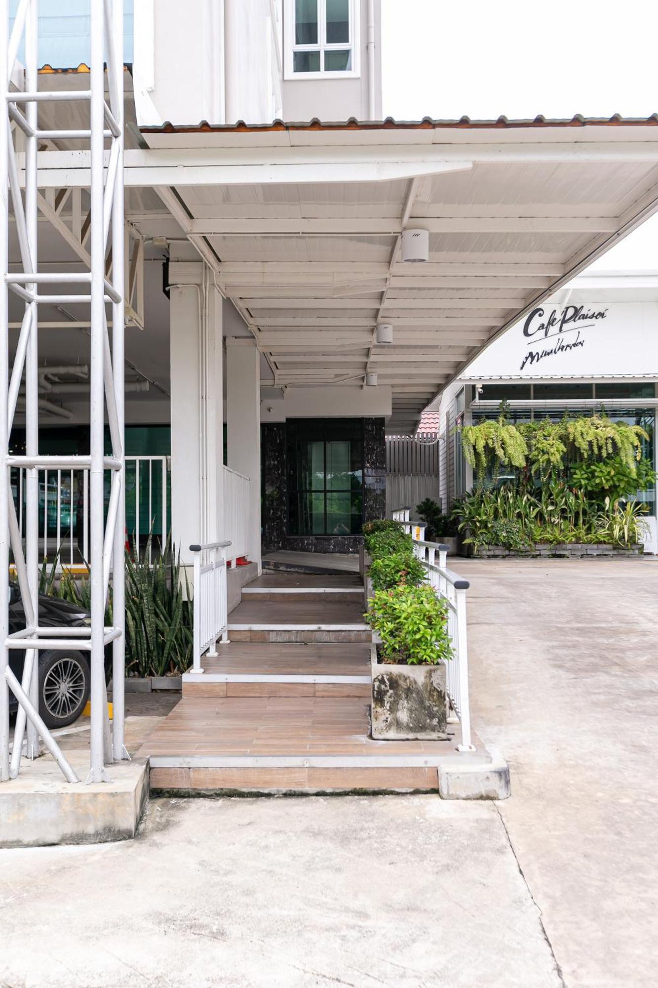 Ruan Plaisoi Apartment Bangkok Bagian luar foto