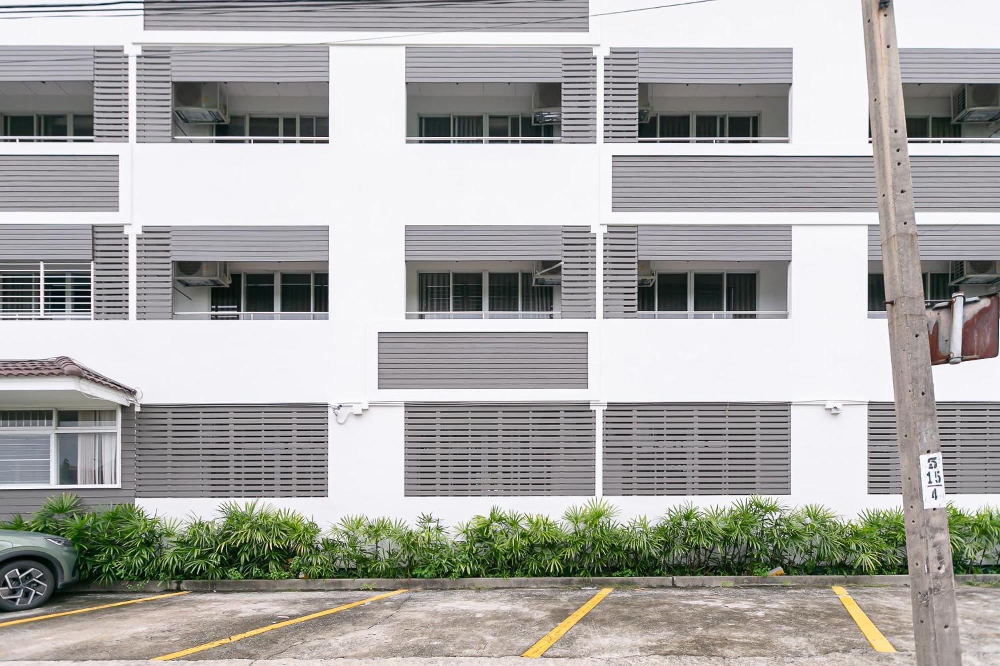 Ruan Plaisoi Apartment Bangkok Bagian luar foto
