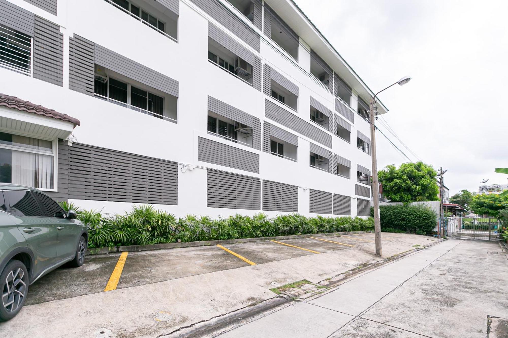 Ruan Plaisoi Apartment Bangkok Bagian luar foto