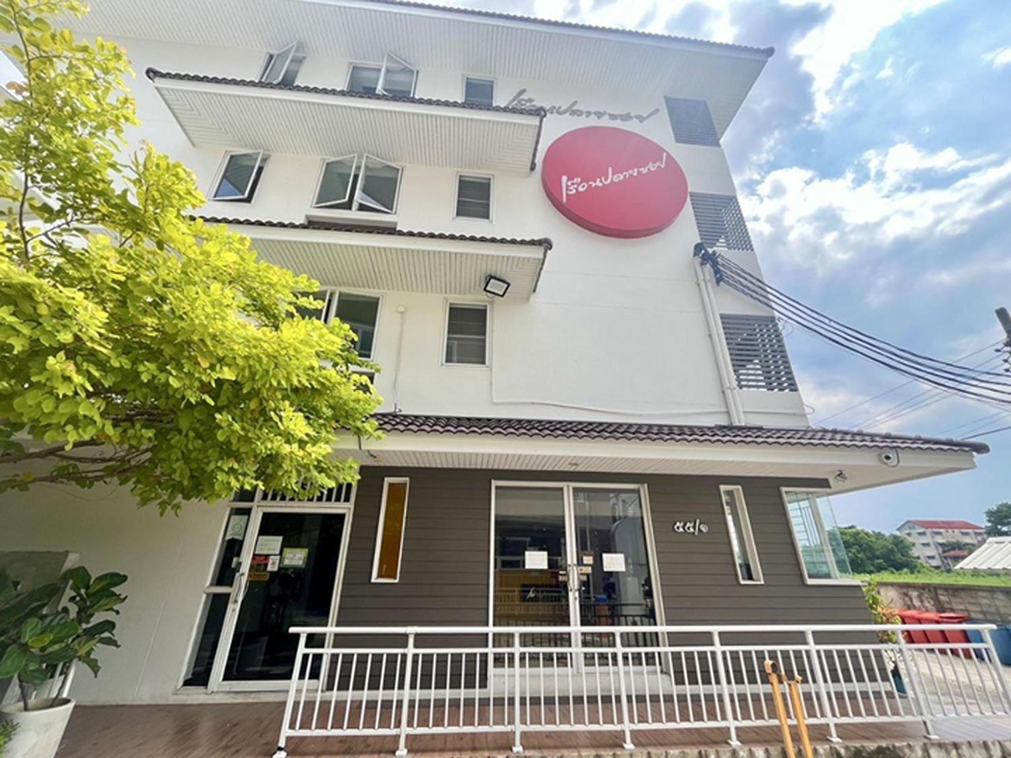 Ruan Plaisoi Apartment Bangkok Bagian luar foto