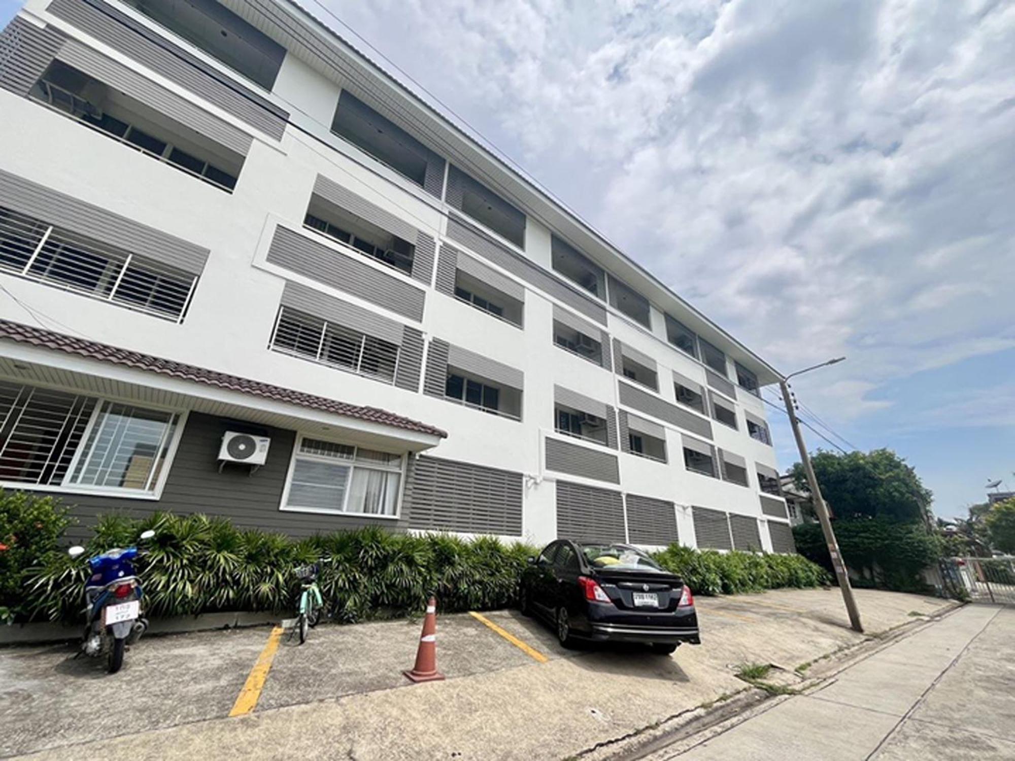 Ruan Plaisoi Apartment Bangkok Bagian luar foto