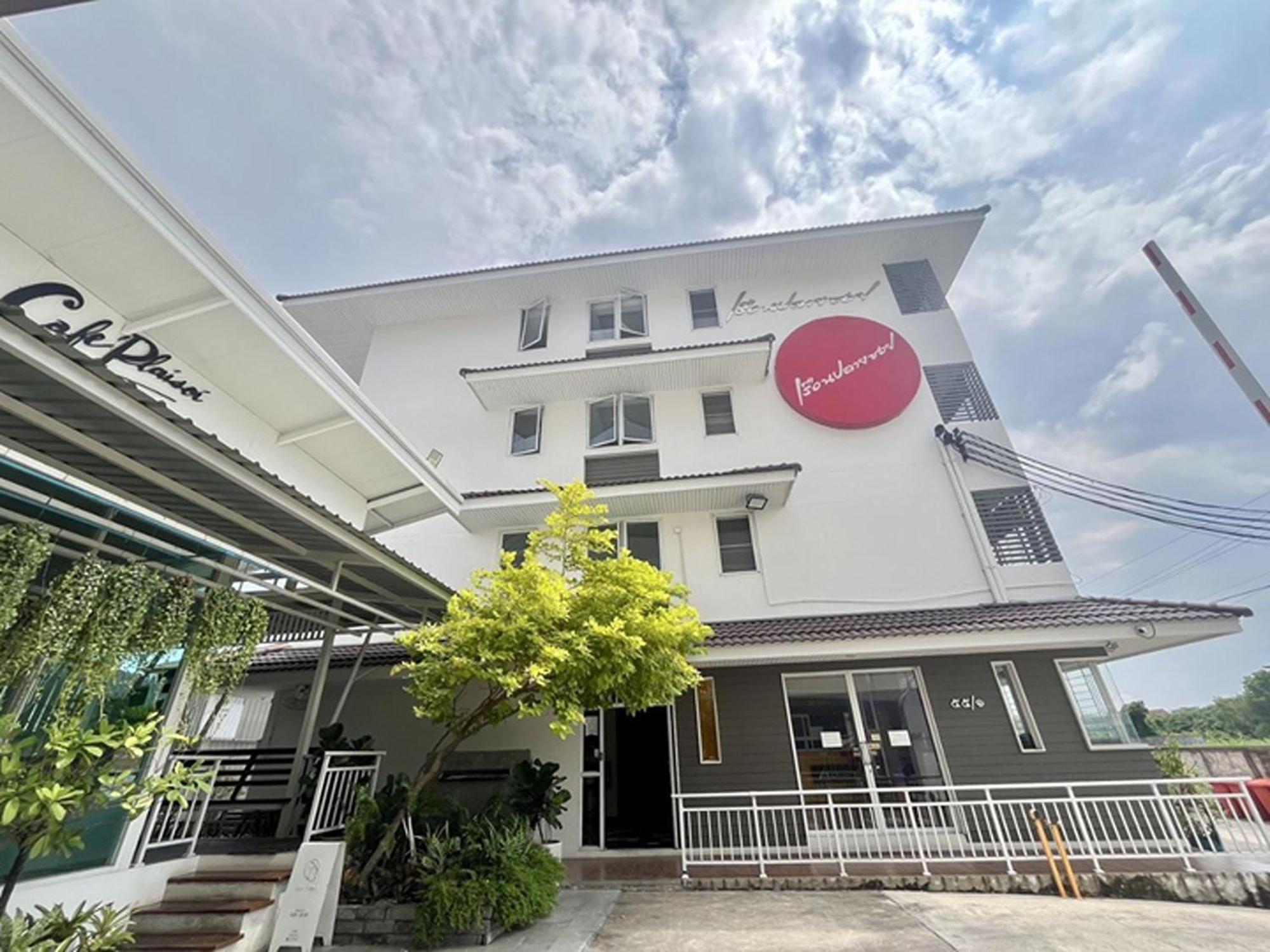 Ruan Plaisoi Apartment Bangkok Bagian luar foto