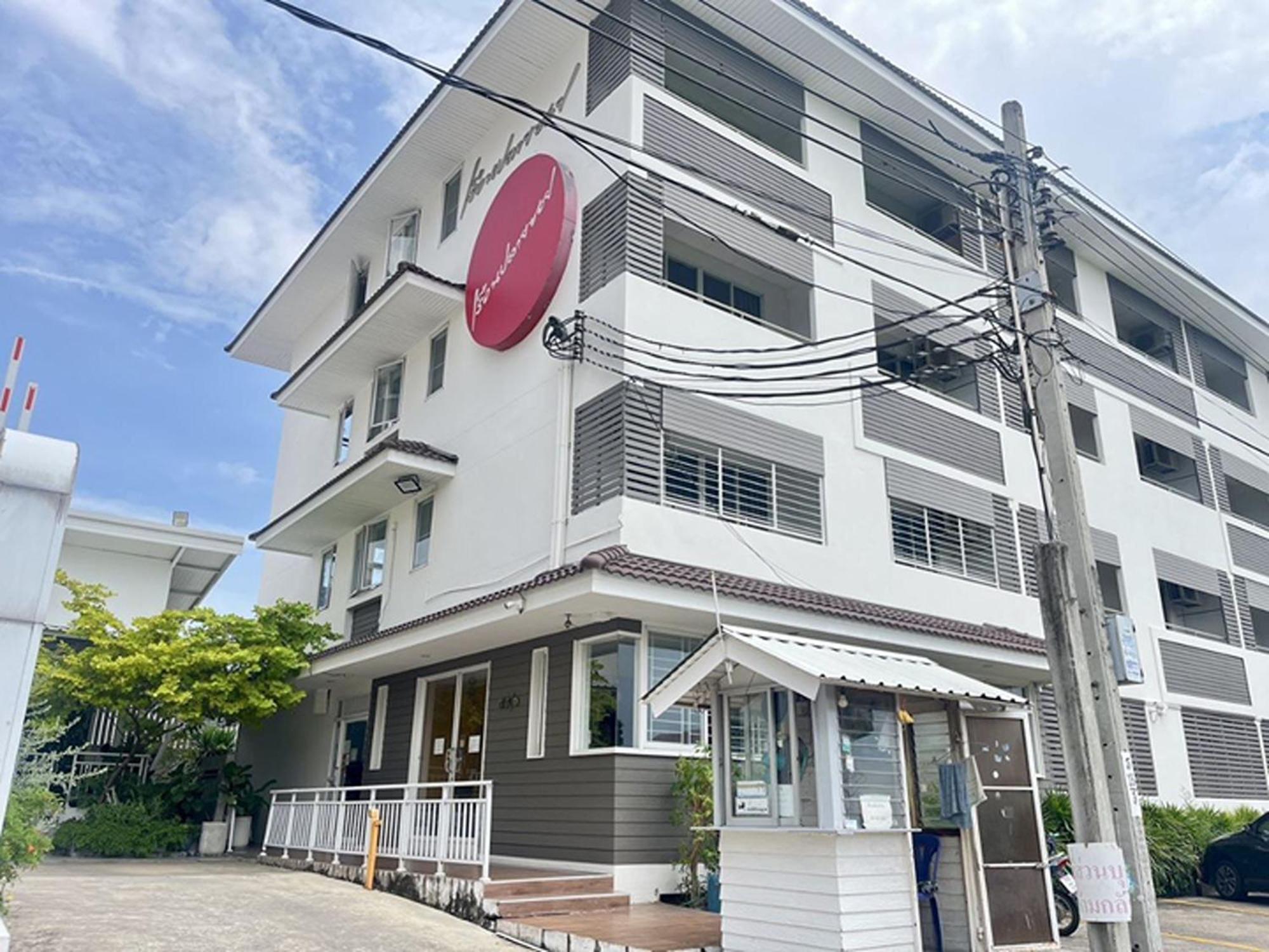 Ruan Plaisoi Apartment Bangkok Bagian luar foto